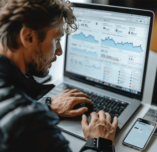 CREATIONX - Especialista analizando datos sobre el posicionamiento de sitios web en un portátil